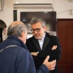 Carlos Moedas Instagram - ➡️ Em Lisboa, cerca de 127 mil pessoas têm mais de 65 anos. O protocolo “Lisboa, Cidade com Vida para Todas as Idades” enquadra-se na visão que temos de uma cidade que cuida e dá respostas concretas às necessidades das pessoas. Este protocolo garante: 🔨 Obras de reabilitação e adaptação, em habitações municipais, de acordo com as necessidades de saúde e mobilidade 🤲 Formação e capacitação de cuidadores informais 💊 Auxílio na medicação 🤝 Centros intergeracionais 🏠 Apoio domiciliário integrado