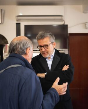 Carlos Moedas Instagram - ➡️ Em Lisboa, cerca de 127 mil pessoas têm mais de 65 anos. O protocolo “Lisboa, Cidade com Vida para Todas as Idades” enquadra-se na visão que temos de uma cidade que cuida e dá respostas concretas às necessidades das pessoas. Este protocolo garante:
🔨 Obras de reabilitação e adaptação, em habitações municipais, de acordo com as necessidades de saúde e mobilidade 
🤲 Formação e capacitação de cuidadores informais
💊 Auxílio na medicação
🤝 Centros intergeracionais
🏠 Apoio domiciliário integrado