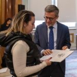 Carlos Moedas Instagram - 🔑🏠 Ultrapassámos as 1 500 chaves entregues. Estas chaves representam a mudança na vida de várias famílias e representam também o trabalho que temos vindo a desenvolver na área da habitação. Demos também um passo importante na melhoria da vida das pessoas com a assinatura de protocolos de cooperação com a Associação Recreativa de Moradores e Amigos do Bairro da Boavista e com a Associação de Moradores do Bairro Padre Cruz. #habitacao #cmlisboa #lisboa
