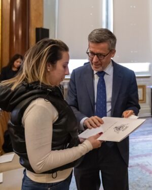 Carlos Moedas Instagram - 🔑🏠 Ultrapassámos as 1 500 chaves entregues. Estas chaves representam a mudança na vida de várias famílias e representam também o trabalho que temos vindo a desenvolver na área da habitação. Demos também um passo importante na melhoria da vida das pessoas com a assinatura de protocolos de cooperação com a Associação Recreativa de Moradores e Amigos do Bairro da Boavista e com a Associação de Moradores do Bairro Padre Cruz.

#habitacao #cmlisboa #lisboa