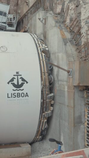 Carlos Moedas Instagram - 💧 A H2Olisboa começou a perfurar o 1º túnel do Plano Geral de Drenagem. Assinalámos o dia com a benção de Santa Bárbara, protetora dos que trabalham no subsolo, a todos os que estão envolvidos naquela que é a maior obra do século. Estamos a construir uma Lisboa preparada, resiliente e sustentável.

#planogeraldedrenagem #pgdl #pgdllisboa #lisboa #cmlisboa