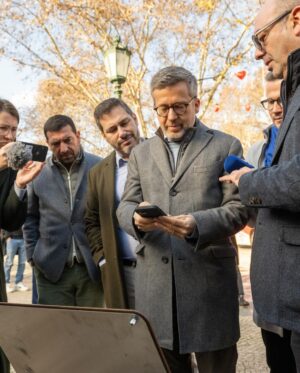 Carlos Moedas Instagram - Quando um povo deixa de contar a sua história, começa a ter medo. Quem a conta, tem uma identidade forte. 🗣️ O projeto “História com Voz” conta a nossa história colocando a cultura em primeiro. É esta a visão que tenho para Lisboa, uma cidade com a cultura ao centro.

Mais informações 🔗 historiacomvoz.pt

#historiacomvoz #lisboa #santoantonio #freguesiasantoantonjo #cmlisboa #cultura