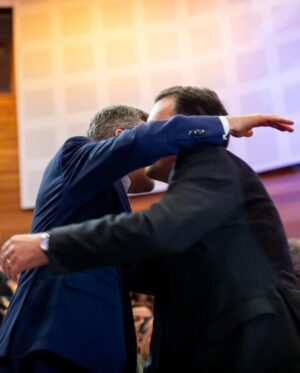 Carlos Moedas Instagram - ✌️ Para o partido socialista tudo é ideologia, para a AD tudo são as pessoas. Com a AD são os portugueses que escolhem o seu futuro. Com a AD os portugueses podem ter uma vida melhor.

#aliançademocrática #psd #cds #ppm #portugal