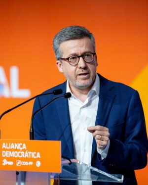 Carlos Moedas Instagram - ✌️ Para o partido socialista tudo é ideologia, para a AD tudo são as pessoas. Com a AD são os portugueses que escolhem o seu futuro. Com a AD os portugueses podem ter uma vida melhor.

#aliançademocrática #psd #cds #ppm #portugal