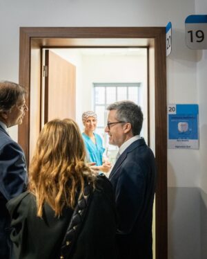 Carlos Moedas Instagram - Inaugurámos a Unidade de Saúde de Alcântara 🙌 Este centro de saúde teve um investimento de 4.6 milhões de euros e vai acolher mais de 15 000 utentes. Estamos a construir um Estado Social Local que complementa o Estado Social Nacional. Fazêmo-lo com o Plano de Saúde Lisboa 65+, com os mais de 20 milhões de euros investidos em 5 novos centros de saúde e com os rastreios mamários gratuitos. Este Estado Social Local faz-se com uma saúde mais próxima, mais acessível e mais forte.

#estadosociallocal #lisboa #cmlisboa #saude #centrodesaude