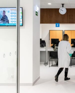 Carlos Moedas Instagram - Inaugurámos a Unidade de Saúde de Alcântara 🙌 Este centro de saúde teve um investimento de 4.6 milhões de euros e vai acolher mais de 15 000 utentes. Estamos a construir um Estado Social Local que complementa o Estado Social Nacional. Fazêmo-lo com o Plano de Saúde Lisboa 65+, com os mais de 20 milhões de euros investidos em 5 novos centros de saúde e com os rastreios mamários gratuitos. Este Estado Social Local faz-se com uma saúde mais próxima, mais acessível e mais forte.

#estadosociallocal #lisboa #cmlisboa #saude #centrodesaude
