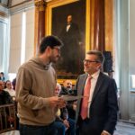 Carlos Moedas Instagram - Dia de entrega de chaves 🙌 Entregámos as chaves de casas dos vários programas municipais de habitação. A habitação digna é uma prioridade. Estamos a investir mais, a construir mais, a reabilitar mais e a criar novos programas para combater as desigualdades na habitação. O caminho é longo, mas não desistimos. #habitacao #lisboa #cmlisboa