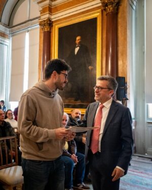 Carlos Moedas Instagram - Dia de entrega de chaves 🙌 Entregámos as chaves de casas dos vários programas municipais de habitação. A habitação digna é uma prioridade. Estamos a investir mais, a construir mais, a reabilitar mais e a criar novos programas para combater as desigualdades na habitação. O caminho é longo, mas não desistimos.

#habitacao #lisboa #cmlisboa