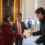 Carlos Moedas Instagram - Dia de entrega de chaves 🙌 Entregámos as chaves de casas dos vários programas municipais de habitação. A habitação digna é uma prioridade. Estamos a investir mais, a construir mais, a reabilitar mais e a criar novos programas para combater as desigualdades na habitação. O caminho é longo, mas não desistimos. #habitacao #lisboa #cmlisboa