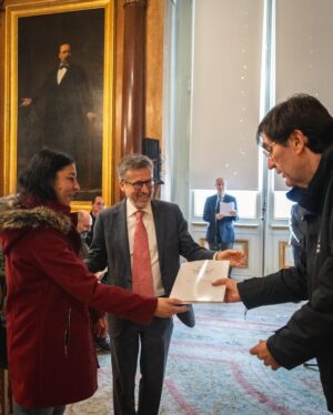 Carlos Moedas Instagram - Dia de entrega de chaves 🙌 Entregámos as chaves de casas dos vários programas municipais de habitação. A habitação digna é uma prioridade. Estamos a investir mais, a construir mais, a reabilitar mais e a criar novos programas para combater as desigualdades na habitação. O caminho é longo, mas não desistimos.

#habitacao #lisboa #cmlisboa
