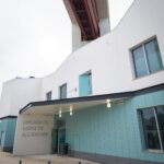 Carlos Moedas Instagram - Inaugurámos a Unidade de Saúde de Alcântara 🙌 Este centro de saúde teve um investimento de 4.6 milhões de euros e vai acolher mais de 15 000 utentes. Estamos a construir um Estado Social Local que complementa o Estado Social Nacional. Fazêmo-lo com o Plano de Saúde Lisboa 65+, com os mais de 20 milhões de euros investidos em 5 novos centros de saúde e com os rastreios mamários gratuitos. Este Estado Social Local faz-se com uma saúde mais próxima, mais acessível e mais forte. #estadosociallocal #lisboa #cmlisboa #saude #centrodesaude