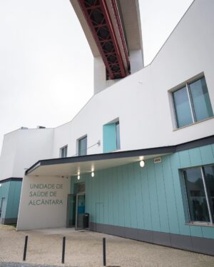 Carlos Moedas Instagram - Inaugurámos a Unidade de Saúde de Alcântara 🙌 Este centro de saúde teve um investimento de 4.6 milhões de euros e vai acolher mais de 15 000 utentes. Estamos a construir um Estado Social Local que complementa o Estado Social Nacional. Fazêmo-lo com o Plano de Saúde Lisboa 65+, com os mais de 20 milhões de euros investidos em 5 novos centros de saúde e com os rastreios mamários gratuitos. Este Estado Social Local faz-se com uma saúde mais próxima, mais acessível e mais forte.

#estadosociallocal #lisboa #cmlisboa #saude #centrodesaude