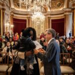 Carlos Moedas Instagram - Dia de entrega de chaves 🙌 Entregámos as chaves de casas dos vários programas municipais de habitação. A habitação digna é uma prioridade. Estamos a investir mais, a construir mais, a reabilitar mais e a criar novos programas para combater as desigualdades na habitação. O caminho é longo, mas não desistimos. #habitacao #lisboa #cmlisboa