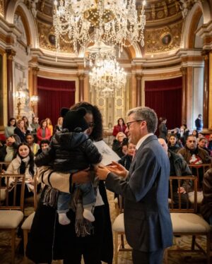 Carlos Moedas Instagram - Dia de entrega de chaves 🙌 Entregámos as chaves de casas dos vários programas municipais de habitação. A habitação digna é uma prioridade. Estamos a investir mais, a construir mais, a reabilitar mais e a criar novos programas para combater as desigualdades na habitação. O caminho é longo, mas não desistimos.

#habitacao #lisboa #cmlisboa