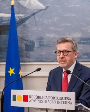 Carlos Moedas Instagram - ❗️Ninguém é dono dos portugueses. O Centro Interpretativo do 25 de abril de 1974 vai nascer no Terreiro do Paço. Por respeito à História, pelo significado de abril e pelo futuro. Este ano celebramos 50 anos de 25 de abril, é importante relembrar que só os portugueses são donos do seu destino.

#25deabril #abril #25deabril1974 #50anos #liberdade