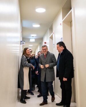 Carlos Moedas Instagram - ➡️ Num momento em que os portugueses sentem tanta fricção na saúde, Lisboa apresenta soluções. Estamos a construir um Estado Social Local que ajuda e apoia as pessoas. Fazêmo-lo com o Plano de Saúde Lisboa 65+ e em momentos como este, inaugurando mais uma Unidade de Saúde. A Unidade de Saúde do Beato vai dar resposta a cerca de 15 000 utentes com uma unidade de recursos assistenciais partilhados e uma unidade de cuidados na comunidade.

#saude #lisboa #beato #jfbeato #cmlisboa