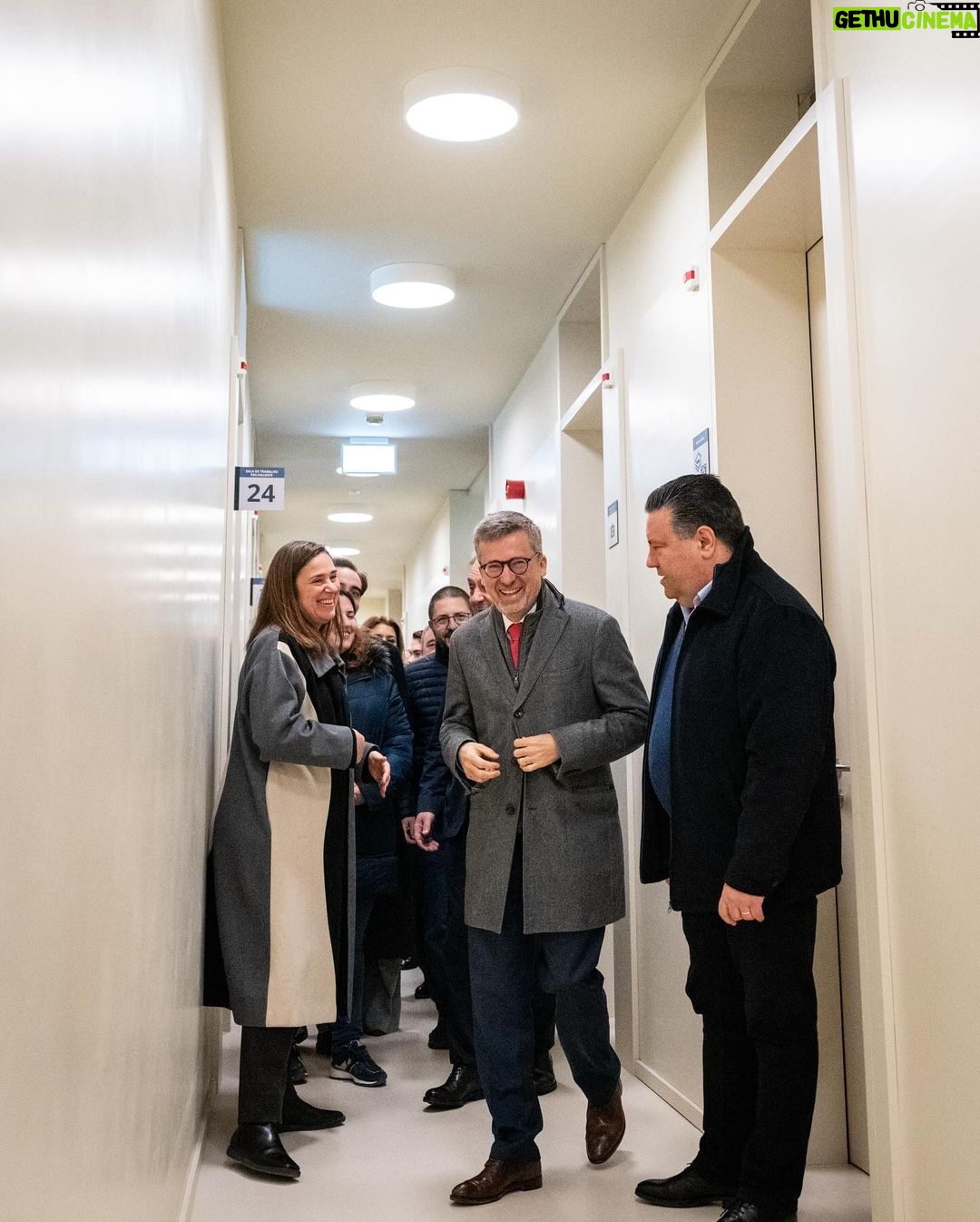 Carlos Moedas - 1.4K Likes - ➡️ Num momento em que os portugueses sentem tanta fricção na saúde, Lisboa apresenta soluções. Estamos a construir um Estado Social Local que ajuda e apoia as pessoas. Fazêmo-lo com o Plano de Saúde Lisboa 65+ e em momentos como este, inaugurando mais uma Unidade de Saúde. A Unidade de Saúde do Beato vai dar resposta a cerca de 15 000 utentes com uma unidade de recursos assistenciais partilhados e uma unidade de cuidados na comunidade.
#saude #lisboa #beato #jfbeato #cmlisboa