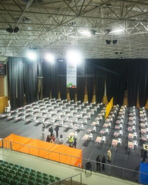 Carlos Moedas Instagram - ❗️ Era preciso atuar antes da situação piorar.
Ativámos o Plano de Contingência para as Pessoas em Situação de Sem Abrigo devido às temperaturas baixas. O Pavilhão Municipal Casal Vistoso está a funcionar como centro de acolhimento garantindo refeições e bebidas quentes, roupa, banho, artigos de higiene pessoal e serviços de saúde. Este plano tem também equipas técnicas de rua, estações de metro abertas durante a noite e parceiros que distribuem alimentos e roupa.