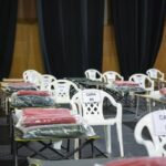 Carlos Moedas Instagram – ❗️ Era preciso atuar antes da situação piorar.
Ativámos o Plano de Contingência para as Pessoas em Situação de Sem Abrigo devido às temperaturas baixas. O Pavilhão Municipal Casal Vistoso está a funcionar como centro de acolhimento garantindo refeições e bebidas quentes, roupa, banho, artigos de higiene pessoal e serviços de saúde. Este plano tem também equipas técnicas de rua, estações de metro abertas durante a noite e parceiros que distribuem alimentos e roupa.