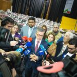 Carlos Moedas Instagram – ❗️ Era preciso atuar antes da situação piorar.
Ativámos o Plano de Contingência para as Pessoas em Situação de Sem Abrigo devido às temperaturas baixas. O Pavilhão Municipal Casal Vistoso está a funcionar como centro de acolhimento garantindo refeições e bebidas quentes, roupa, banho, artigos de higiene pessoal e serviços de saúde. Este plano tem também equipas técnicas de rua, estações de metro abertas durante a noite e parceiros que distribuem alimentos e roupa.