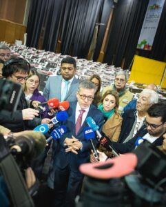 Carlos Moedas Instagram - ❗️ Era preciso atuar antes da situação piorar. Ativámos o Plano de Contingência para as Pessoas em Situação de Sem Abrigo devido às temperaturas baixas. O Pavilhão Municipal Casal Vistoso está a funcionar como centro de acolhimento garantindo refeições e bebidas quentes, roupa, banho, artigos de higiene pessoal e serviços de saúde. Este plano tem também equipas técnicas de rua, estações de metro abertas durante a noite e parceiros que distribuem alimentos e roupa.