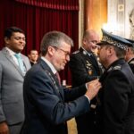 Carlos Moedas Instagram – 🎖️ Homenageámos aqueles que dão a vida por Lisboa: os nossos polícias municipais. Entregámos a Medalha de Bons Serviços Municipais aos agentes Luís Rodrigues, Germano Silva, Nuno Martins, Mário Caldeira, João Gomes, António Tomaz, Luís Rosário, Pedro Nunes e Maria José Parreira como reconhecimento do que fizeram e fazem todos os dias por Lisboa. Obrigado pelo vosso trabalho.

#policiamunicipal #lisboa #cmlisboa
