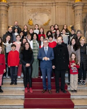Carlos Moedas Instagram - 🎵 Dia de ouvir as janeiras nos Paços do Concelho cantadas pelo Coro ComPasso da Escola Artística de Música do Conservatório Nacional.

#janeiras #lisboa #cmlisboa