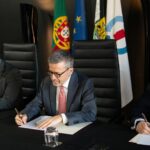 Carlos Moedas Instagram - ✍️ Assinámos o protocolo que vai permitir implementar uma taxa turística para os passageiros dos navios de cruzeiros que nos visitam por via marítima. Esta medida é fundamental para a cidade porque é justa, necessária, moderada e porque vai contribuir mais para a vida e para o bem-estar de cada lisboeta. #lisboa #taxaturistica #cmlisboa