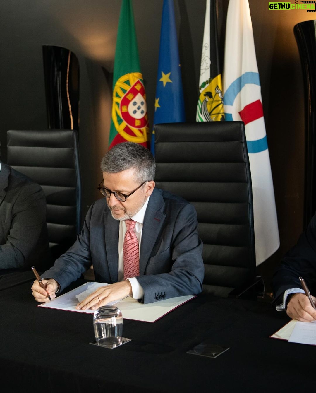 Carlos Moedas - 717 Likes - ✍️ Assinámos o protocolo que vai permitir implementar uma taxa turística para os passageiros dos navios de cruzeiros que nos visitam por via marítima. Esta medida é fundamental para a cidade porque é justa, necessária, moderada e porque vai contribuir mais para a vida e para o bem-estar de cada lisboeta.
#lisboa #taxaturistica #cmlisboa