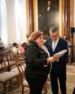 Carlos Moedas Instagram - 🔑🏡 Entregámos as chaves de vários programas municipais de habitação, resultado do trabalho que temos vindo a desenvolver. Sabemos que ainda há muito por fazer e comprometemo-nos a continuar a construir e a reabilitar mais para dar resposta a um direito básico: a habitação digna.

#habitacao #lisboa #cmlisboa