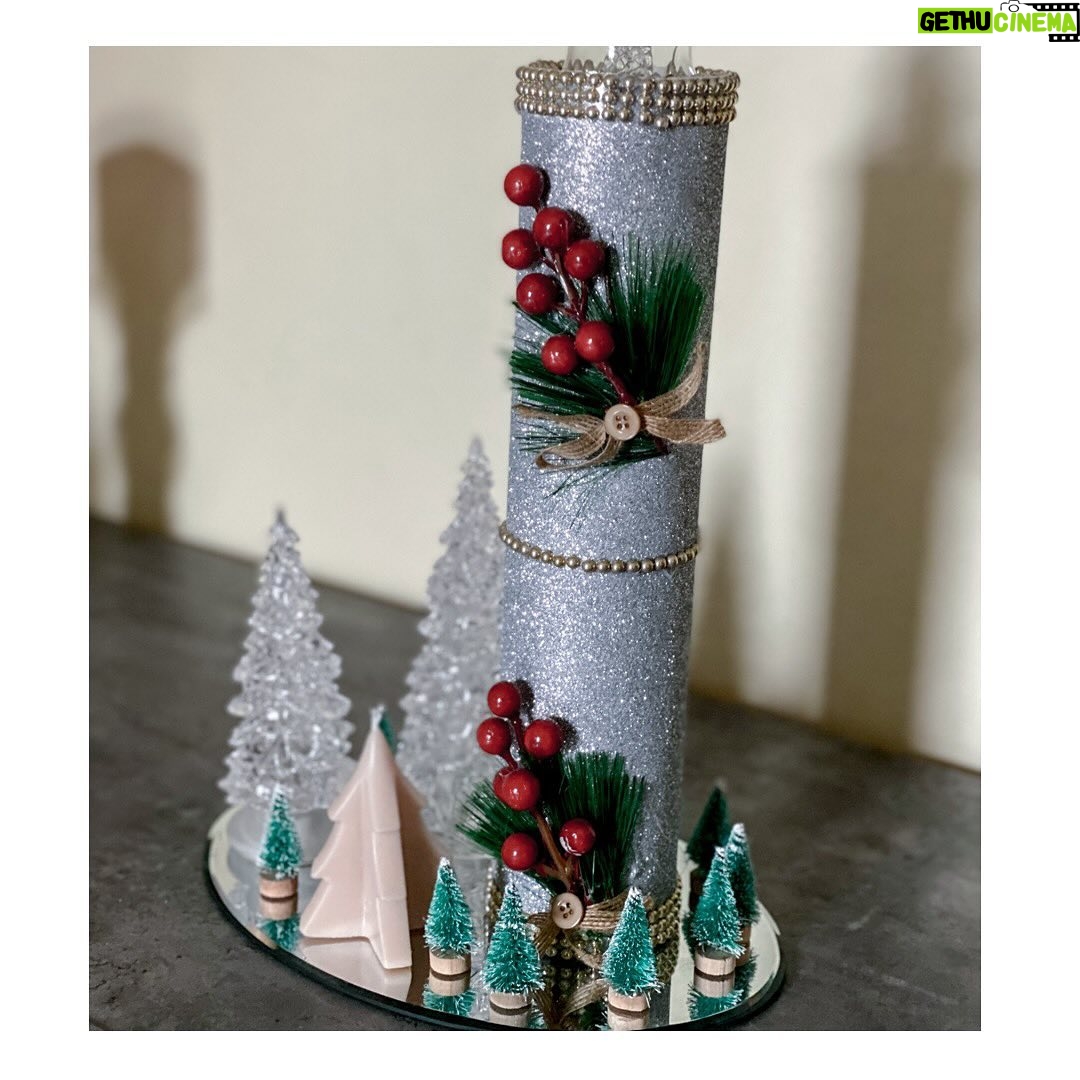 Carlos Nóbrega Instagram - Pequeños detalles para crear un bonito ambiente navideño🎅 ¡¡ Feliz noche !!⠀ ⠀ 👑⠀⠀ @mirakihome ⠀⠀⠀ ⠀⠀⠀ ⠀⠀⠀ ⠀⠀⠀ ⠀⠀⠀ ⠀⠀⠀ ⠀⠀⠀ ⠀⠀⠀ #Miraki #mirakihome #cnlive ⠀⠀#sunset #atardecer #⠀ #FelizNavidad #DecoraciónNavideña⠀⠀⠀ #navidad2023 #navidad #feliznavidad #happychristmas #decoraciondenavidad #decoracionnavideña #xmas #Christmas #adornosnavideños #reyesmagos