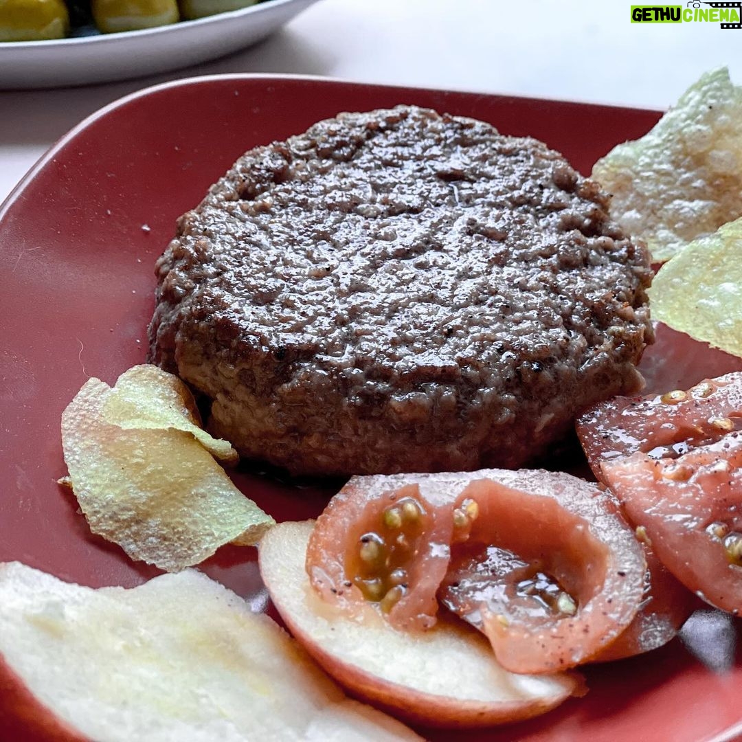 Carlos Nóbrega Instagram - ⠀ ¡Deliciosa! 🤤⠀ Irresistible, jugosa. ⠀ Así son las hamburguesas de vaca del @casadevacas 🍔⠀ ⠀ ⠀ - Absolutely delightful 🤤⠀ ⠀ ⠀ ⠀ #carne #meet #thebeefexperience⠀ ⠀ #cnlive #burguer #hamburguesa ⠀ #foodlover #meat #carne #carnes #comida #food #hamburguer #hamburguesa #comida #foodstagram #foodblogger #casadevacas