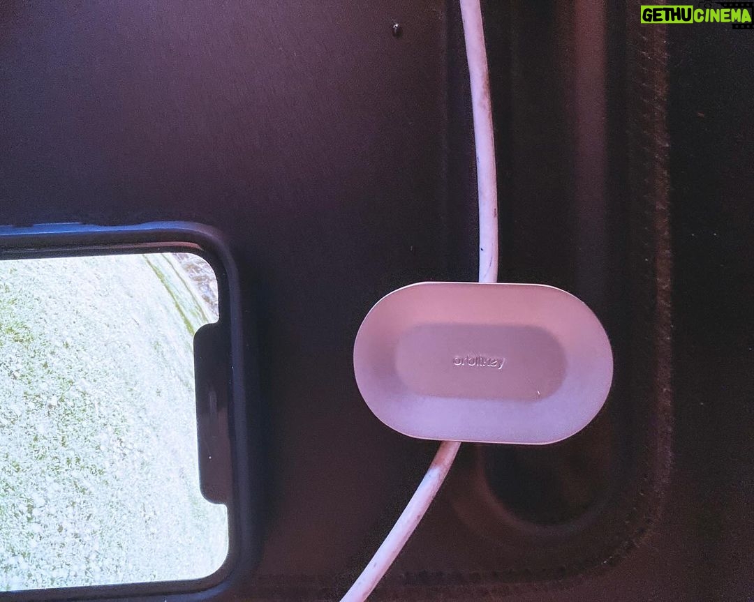 Carlos Nóbrega Instagram - Details ⠀ @orbitkey⠀ done brilliantly. ⠀ ⠀⠀ ⠀⠀ ⠀⠀ ⠀ ⠀ ⠀⠀ ⠀⠀ #setup #pcsetup #orbitkey #leather #deskmat #cnlive #tech #orbitkeycommunity #deskmat #orbitkeynest #organizer #storage #portablestorage #productphotographers #deskmat #desksetup #teamiphone #applelife #appleaccessories #cleansetups #technologyrocks #appledesign #homescreen #applesetup