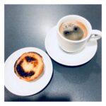 Carlos Nóbrega Instagram – Tuga’s mood! 😋 ⠀
⠀
⠀
⠀
⠀
#cafe #coffee #coffeehouse #coffeetime #pasteldenata #tuga #desayuno #pequenoalmoço #cnlive