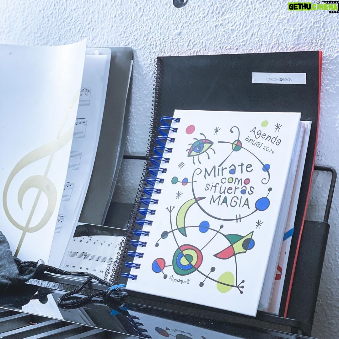 Carlos Nóbrega Instagram - Ya mismo comienza el año y quiero estar preparado para empezar con fuerza, organizado y con muchas ganas 🤭⠀ ⠀ Feliz por estrenar mi agenda de @yosiquese_ 🫶🏻🙌🏻 ⠀ ⠀ Está hecha con amor y con muuucha creatividad 🎨✍🏻 ⠀ ⠀ ¿Los conoces? ⠀ Regalando #Yosiquesé regalas la oportunidad de trabajar. ⠀ ⠀ 📌 lo forman más de 150 personas con discapacidad intelectual, enfermedad mental y otras discapacidades. ⠀ Su sueño es trabajar a dirario y lo consiguen con los apoyos necesarios.⠀ ⠀ Fabrican y diseñan productos ( tazas, sudaderas, bolígrafos, velas, estuches…) ⠀ Lo hacen en los talleres con Alma de Yosíquesé, un proyecto solidario de Córdoba puesto en marcha por la Fundación PRODE prode.es, un proyecto inclusivo para personas con discapacidad.⠀ ⠀ 📍La agenda solidaria de Yosíquesé es el acompañante perfecto para el nuevo año. ⠀ Te animo a que regales una de ellas (o cualquier otro de sus productos) Puedes elegir en yosiquese.com⠀ ⠀ ⠀ ⠀ ⠀ ⠀ ⠀ #FundaciónPRODe #cnlive ⠀ #Yosíquesé #Inclusión #regalosconalma #agenda #agenda2024 #2024 #agendas #discapacidad #discapacidadeinclusión ⠀ #agendasolidaria