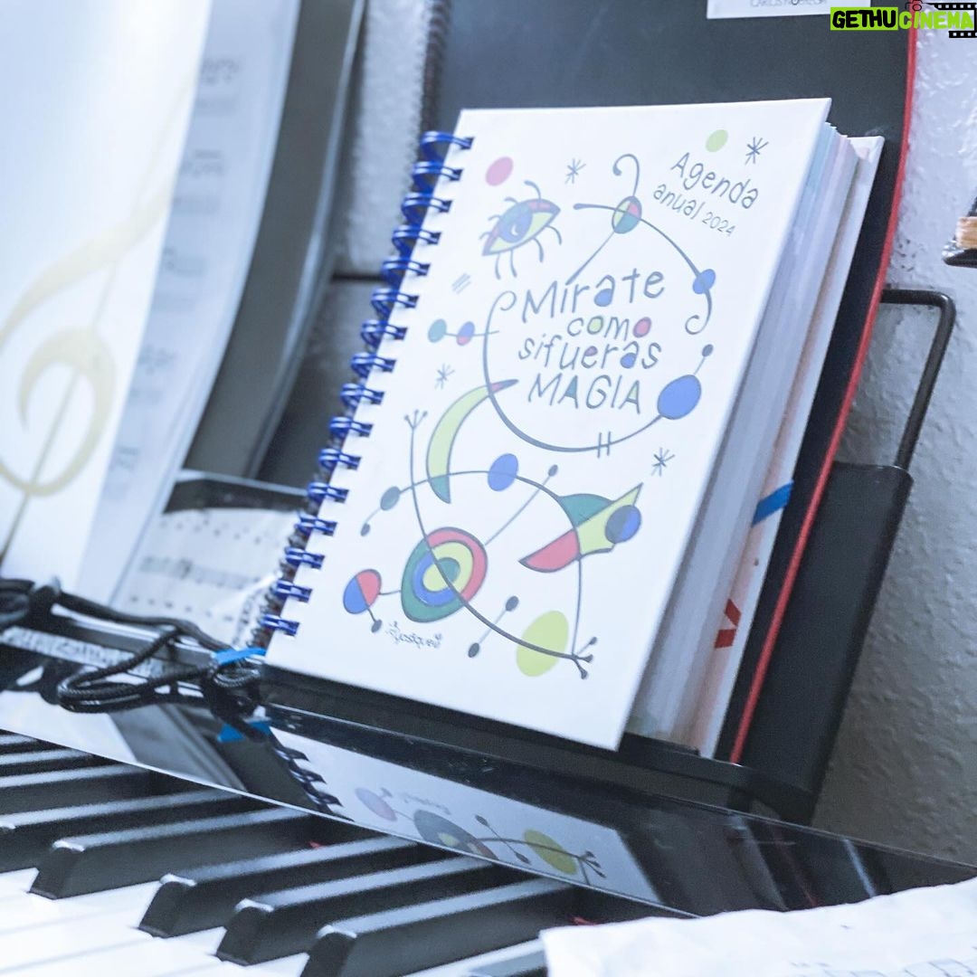 Carlos Nóbrega Instagram - Ya mismo comienza el año y quiero estar preparado para empezar con fuerza, organizado y con muchas ganas 🤭⠀ ⠀ Feliz por estrenar mi agenda de @yosiquese_ 🫶🏻🙌🏻 ⠀ ⠀ Está hecha con amor y con muuucha creatividad 🎨✍🏻 ⠀ ⠀ ¿Los conoces? ⠀ Regalando #Yosiquesé regalas la oportunidad de trabajar. ⠀ ⠀ 📌 lo forman más de 150 personas con discapacidad intelectual, enfermedad mental y otras discapacidades. ⠀ Su sueño es trabajar a dirario y lo consiguen con los apoyos necesarios.⠀ ⠀ Fabrican y diseñan productos ( tazas, sudaderas, bolígrafos, velas, estuches…) ⠀ Lo hacen en los talleres con Alma de Yosíquesé, un proyecto solidario de Córdoba puesto en marcha por la Fundación PRODE prode.es, un proyecto inclusivo para personas con discapacidad.⠀ ⠀ 📍La agenda solidaria de Yosíquesé es el acompañante perfecto para el nuevo año. ⠀ Te animo a que regales una de ellas (o cualquier otro de sus productos) Puedes elegir en yosiquese.com⠀ ⠀ ⠀ ⠀ ⠀ ⠀ ⠀ #FundaciónPRODe #cnlive ⠀ #Yosíquesé #Inclusión #regalosconalma #agenda #agenda2024 #2024 #agendas #discapacidad #discapacidadeinclusión ⠀ #agendasolidaria