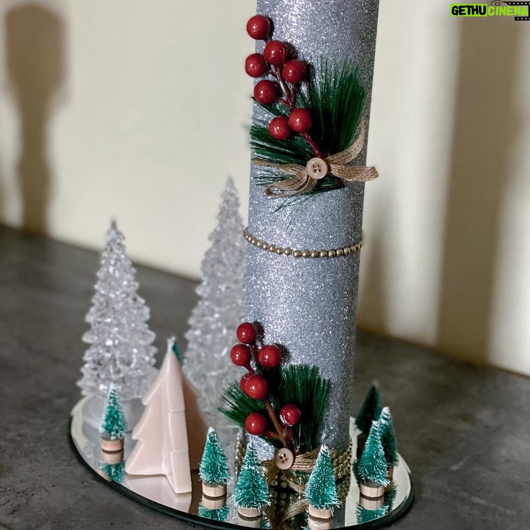 Carlos Nóbrega Instagram - Pequeños detalles para crear un bonito ambiente navideño🎅 ¡¡ Feliz noche !!⠀ ⠀ 👑⠀⠀ @mirakihome ⠀⠀⠀ ⠀⠀⠀ ⠀⠀⠀ ⠀⠀⠀ ⠀⠀⠀ ⠀⠀⠀ ⠀⠀⠀ ⠀⠀⠀ #Miraki #mirakihome #cnlive ⠀⠀#sunset #atardecer #⠀ #FelizNavidad #DecoraciónNavideña⠀⠀⠀ #navidad2023 #navidad #feliznavidad #happychristmas #decoraciondenavidad #decoracionnavideña #xmas #Christmas #adornosnavideños #reyesmagos