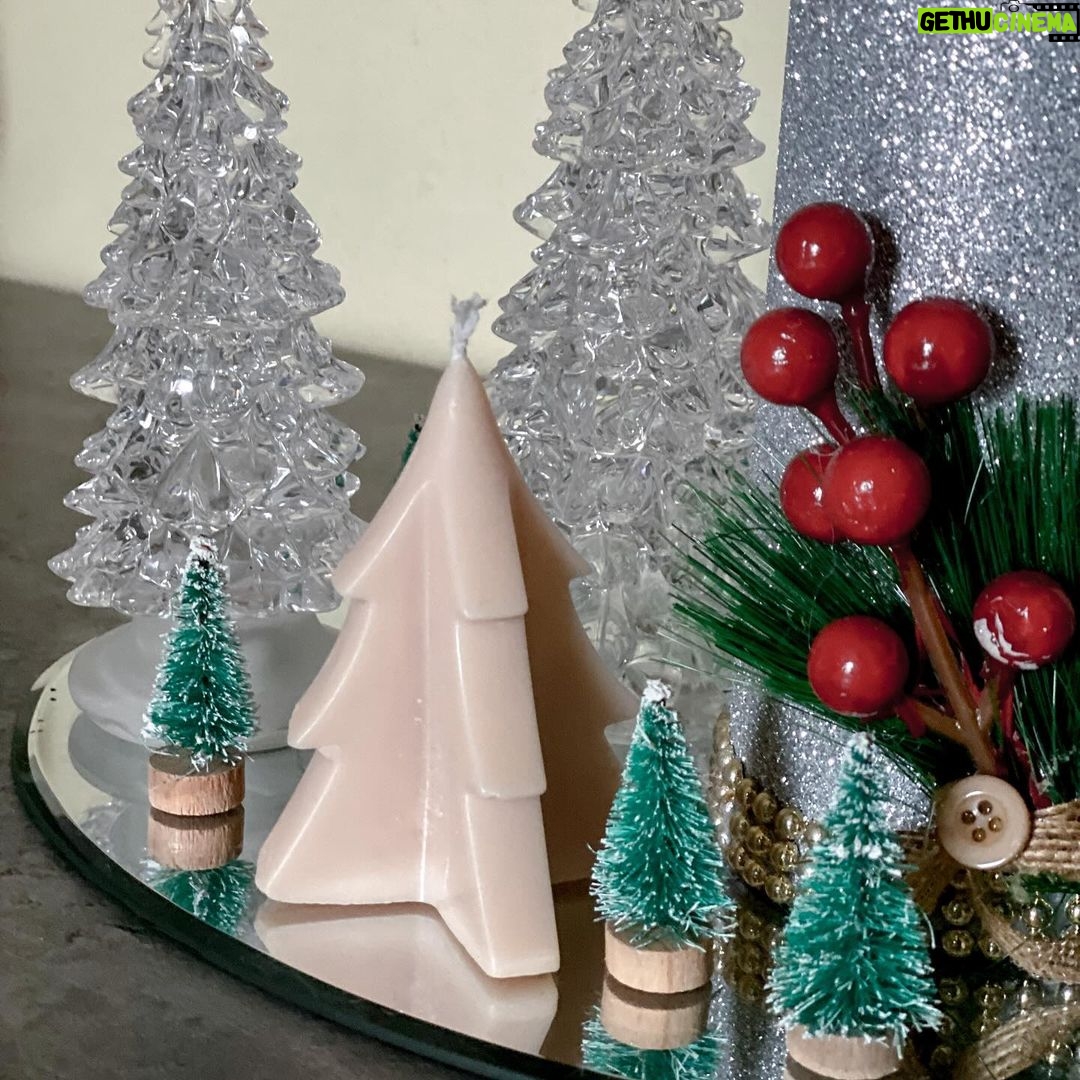 Carlos Nóbrega Instagram - Pequeños detalles para crear un bonito ambiente navideño🎅 ¡¡ Feliz noche !!⠀ ⠀ 👑⠀⠀ @mirakihome ⠀⠀⠀ ⠀⠀⠀ ⠀⠀⠀ ⠀⠀⠀ ⠀⠀⠀ ⠀⠀⠀ ⠀⠀⠀ ⠀⠀⠀ #Miraki #mirakihome #cnlive ⠀⠀#sunset #atardecer #⠀ #FelizNavidad #DecoraciónNavideña⠀⠀⠀ #navidad2023 #navidad #feliznavidad #happychristmas #decoraciondenavidad #decoracionnavideña #xmas #Christmas #adornosnavideños #reyesmagos
