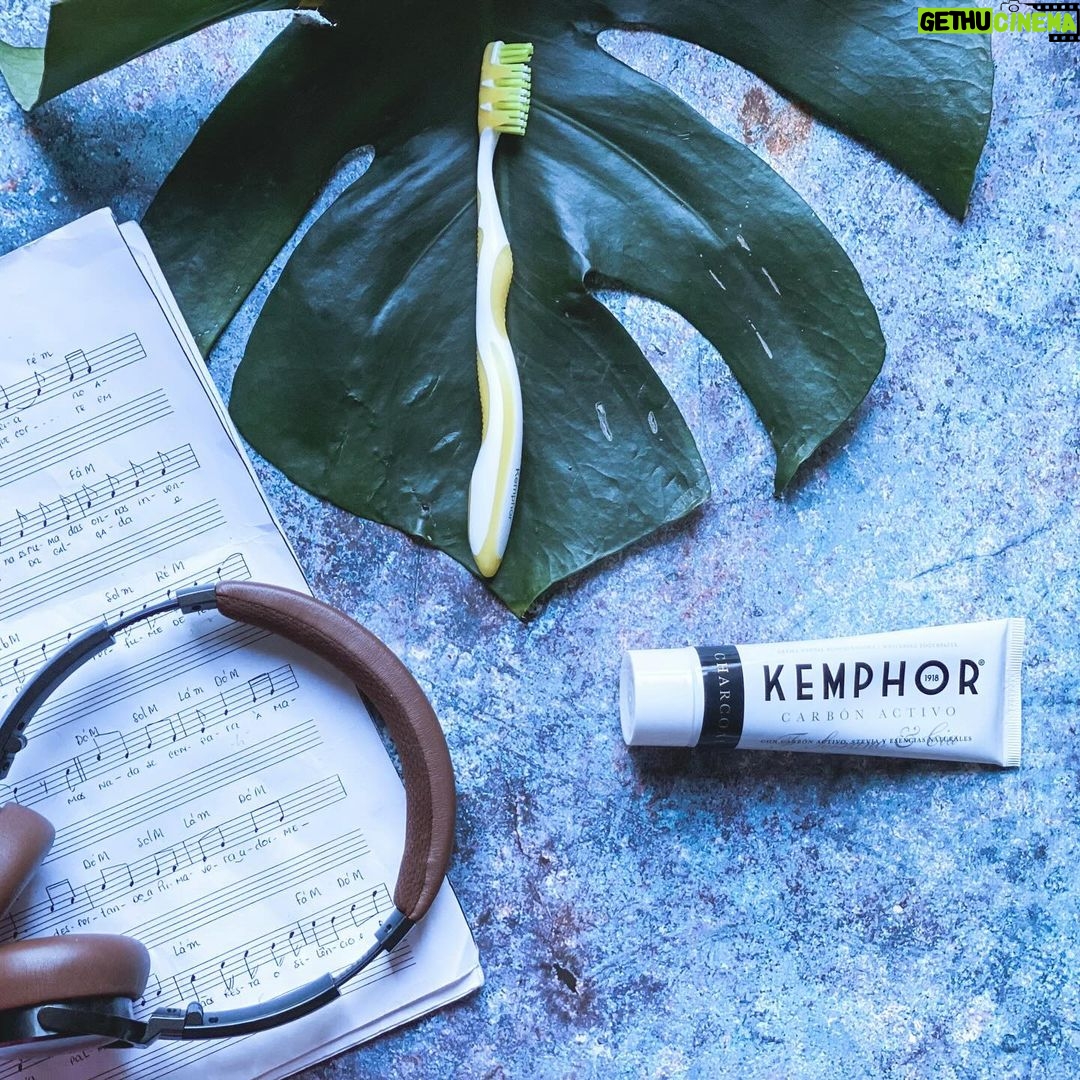 Carlos Nóbrega Instagram - No hay nada mejor para cuidar tus encías y dientes sensibles que una gran marca como @kemphoroficial ⠀ No hace falta deciros mucho más de la marca porque los que me seguís sabéis lo que me gusta todo lo que he probado de ella.⠀ ⠀ ⠀ ⠀ 🍃 Todo ... Aromas Naturales.⠀ Marcas de confianza, ⠀ 📍Shop⠀ kemphor.com⠀ ⠀ ⠀ ⠀ #kemphor #tooth #dentist #dentrifico #madeinspain #yomecuidoyotecuido #cuidadobucal #oralcare #kemphorsmile #sonrisaskemphor #proteccióndeencías #dientessensibles #saludbucodental #protectionofentries #sensitiveteeth #healthbucodental #cnlive