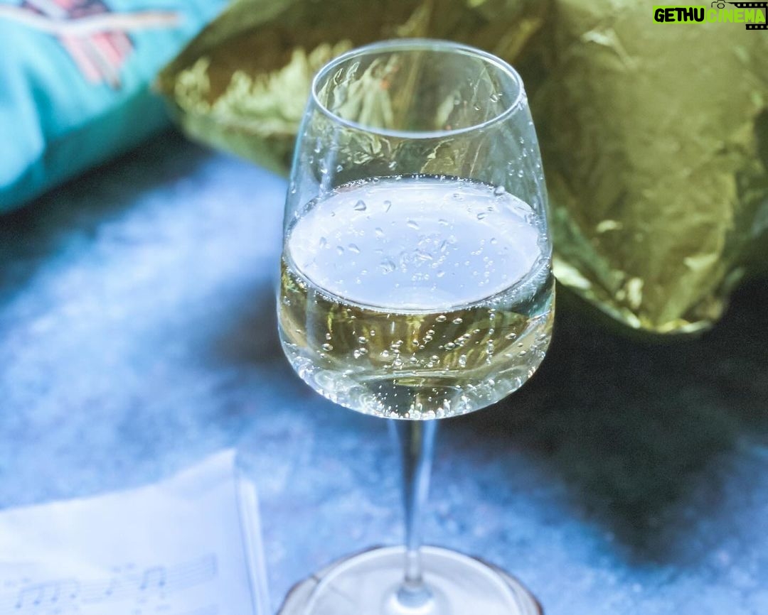 Carlos Nóbrega Instagram - Tarde de mimos y vino favorito; recargar el alma, ¡tan necesario! 🍷🥰 ⠀ @purethewineryes ⠀ ⠀ ⠀ ⠀ 🍷 purethewinery.es⠀ ⠀ ⠀ ⠀ ⠀ ⠀ #PURETheWinery #PURElovers #vinosinazúcar #sinazúcar #nosugar #nocarbs #momentovino #nosugarlife⠀ #alimentacionsaludable #wine #sinazucar #sinedulcorantes #healthy #cnlive #amantesdelvino #winelovers #winemoments #wineaddict #winelovers #drinkwine #wine #winelover #winegeek #vino #winestagram #vineyard #winery #instawine⠀ ⠀