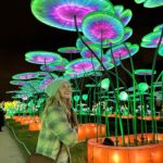 Carole Richert Instagram - L’exposition « mini-mondes » en voie d’illumination, au jardin des plantes, juste magique, onirique, passionnant, un peu effrayant, juste formidable et cela se termine dimanche !!! c’est AVATARLAND!!!Un autre monde plus grand que nature #jardindesplantes #paris #ecosysteme #baindelumiere #enviedetreuneluciole #voirleschosesengrand #leverlesyeux