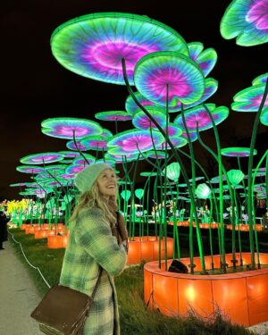 Carole Richert Instagram - L’exposition « mini-mondes » en voie d’illumination, au jardin des plantes, juste magique, onirique, passionnant, un peu effrayant, juste formidable et cela se termine dimanche !!! c’est AVATARLAND!!!Un autre monde plus grand que nature #jardindesplantes #paris #ecosysteme #baindelumiere #enviedetreuneluciole #voirleschosesengrand #leverlesyeux