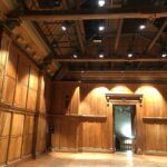 Carole Richert Instagram - Un retour à la source ! quelle émotion de retrouver l'emblématique salle louis Jouvet , d'arpenter les couloirs du conservatoire , de gravir le grand escalier central et de ressentir derrière la porte centrale le trac du concours d'entrée puis les années d'apprentissage et ce trac toujours quand tu passes tes scènes devant tes camarades de promo, tes profs , pour tes journées de fin d'années… Aujourd’hui, le temps d’un événement , j’ai retrouvé le chemin de mon école …une place que je croyais perdue m’attendait… J’appartiens à cette grande maison, je grandissais là il y a trente ans…. et aujourd’hui, la jeune fille en moi secouée par l’émotion de ce rendez-vous me crie toujours que les rêves sont permis, que rester fidèle à soi est essentiel, que cette vocation des premiers jours a besoin d’attention, de confiance et d’amour toujours, avec ses hauts, ses bas, ses interrogations, ses vides, ses attentes, ses espérances et que le travail quotidien est indispensable pour se réinventer, la curiosité permanente pour s’éveiller, et même si l'envie puissante d'être rassurée, consolée , stabilisée pousse parfois à lâcher l’affaire de cette quête vers l’artiste qu’on est au plus profond de soi , et bien ce rendez-vous avec moi dans l’école de mes rêves a fait battre mon cœur… toucher ce qui m’avait animé si puissamment … J’ai eu 20 ans quelques instants…J’ai eu le trac…celui de ma foi, de ma passion pour le jeu …Merci! #cnsad #conservatoirenationalsuperieurdartdramatique #passion #comedienne # amitiedetoujours #seretrouvertrenteansapres
