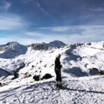 Carole Richert Instagram - Je partage avec vous ce bonheur d’être tout là-haut, à humer l’air pur, à glisser sur la neige, à admirer nos magnifiques Alpes ! J’en profite🏔️ #famille #joyeusesfêtes #findanneeausommet #soleil #alpes #avoriaz #neige❄️