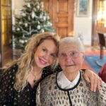 Carole Richert Instagram - Noël et la joie de pouvoir prendre dans mes bras ma grand-mère maternelle ! quelle chance! merveilleuse femme , dans quelques semaines, elle fêtera ses 99 ans…Née en février 1924! Qu’elle est belle 🤩🤩 …#generation #heritage #hymnealavie #sourire #grandmere #petitefille