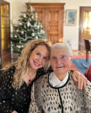 Carole Richert Instagram - Noël et la joie de pouvoir prendre dans mes bras ma grand-mère maternelle ! quelle chance! merveilleuse femme , dans quelques semaines, elle fêtera ses 99 ans…Née en  février 1924!  Qu’elle est belle 🤩🤩 …#generation #heritage #hymnealavie #sourire  #grandmere #petitefille