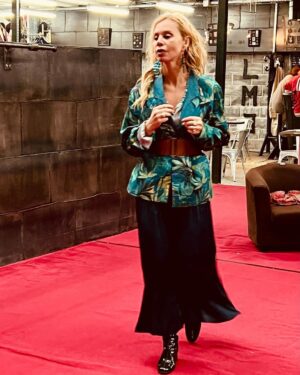 Carole Richert Instagram - En route vers L’Alsace et ses marchés de Noël 🎄…Nouveau personnage haut en couleurs ! bon pour le moral ce rose et ce turquoise 🤩. #viedactrice #tournage #alsace #essaicostume