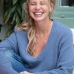 Carole Richert Instagram - photo du lundi! stimulante ! merci @chlartigephoto pour ce moment partagé et tous ces portraits à venir qui attendent leur tour…Recroquevillée dans un pull moelleux, l’hiver est là…Je me cramponne à mon sourire 😘 Bonne semaine à tous #sourirealavie