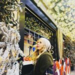 Carole Richert Instagram - Décembre #lumiere #noel #couronnedelavent #onseclaire #bonweekend #sapindenoel #aubonmarché