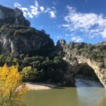 Carole Richert Instagram - Il y a des décors qui laissent sans voix… C’est encore mieux quand c’est un lieu de tournage #jaimemonmetier #viedactrice #changerdair #ardeche #pontdarc